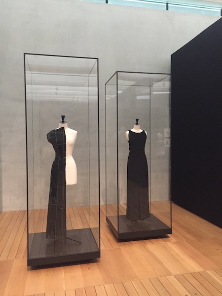 Hostal Seguro pistola The Kimbell Celebrates “The Couturier's Couturier” with Balenciaga in Black  – SMU Look