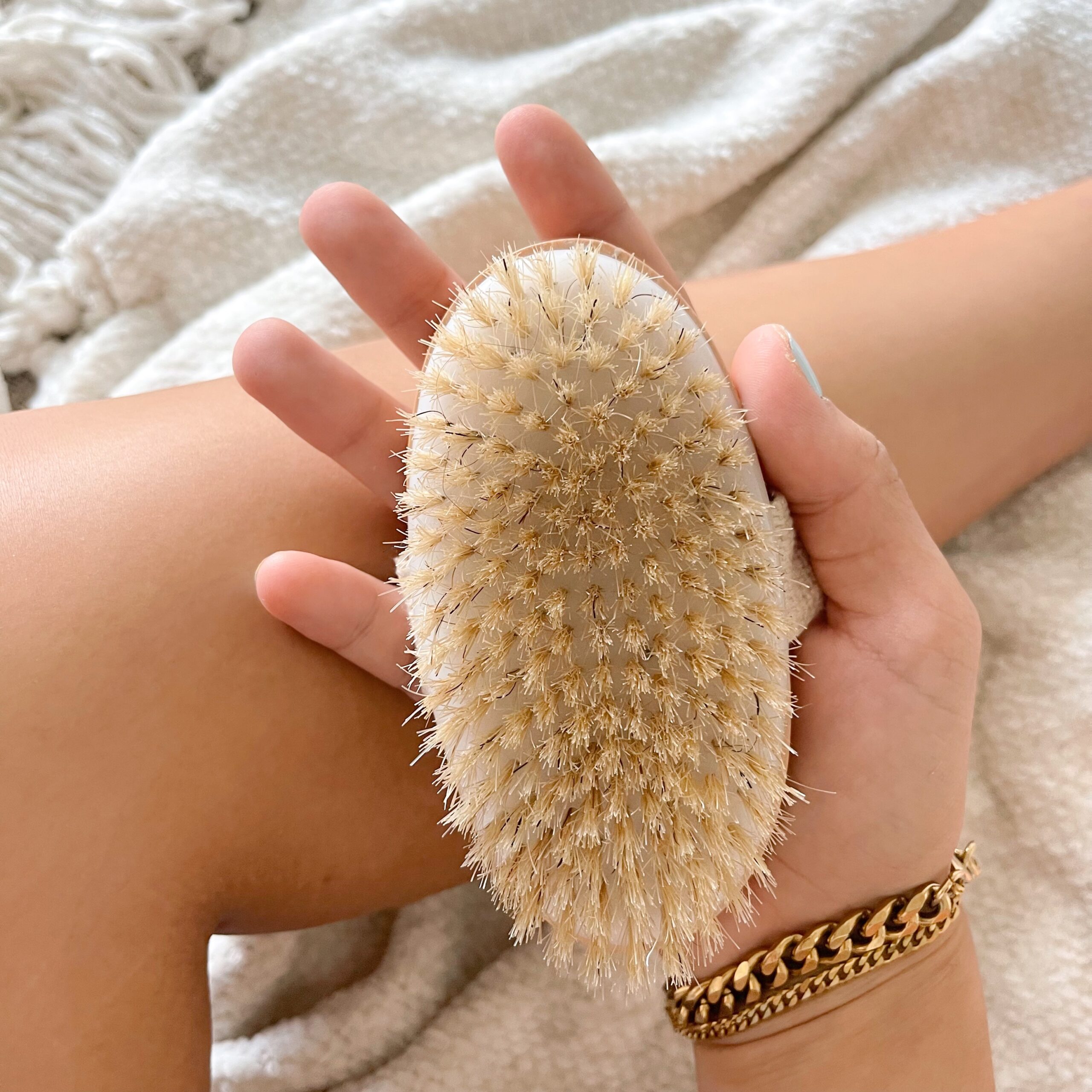 How To Dry Brush Your Body & What Are The Benefits